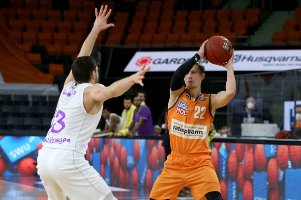 阿尔瓦雷斯 阿尔瓦雷斯